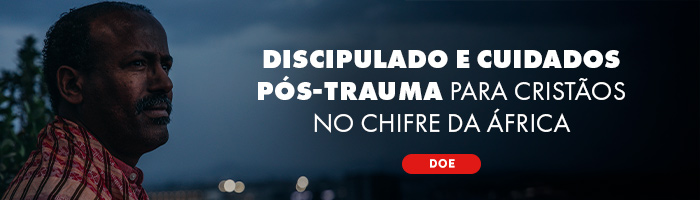 Rodapé de página da internet com foto de um cristão olhando para o horizonte. Na imagem está escrito? Disicpulado e cuidado pós-trauma para cristãos no Chifre da África