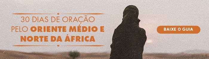 Silhueta De Uma Pessoa Em Pé Diante De Uma Paisagem Desértica Ao Entardecer, Com O Texto “30 Dias De Oração Pelo Oriente Médio E Norte Da África” E Um Botão Escrito “Baixe O Guia”.