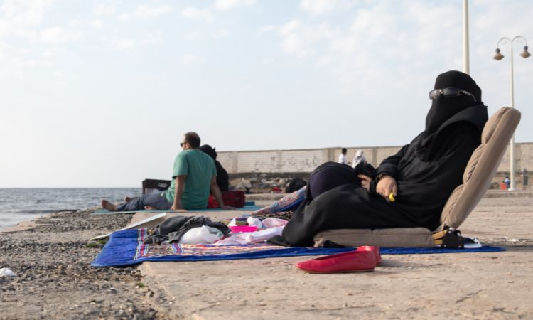 O Que É Sharia? 1 Mulher De Burca Na Praia 1686771411467