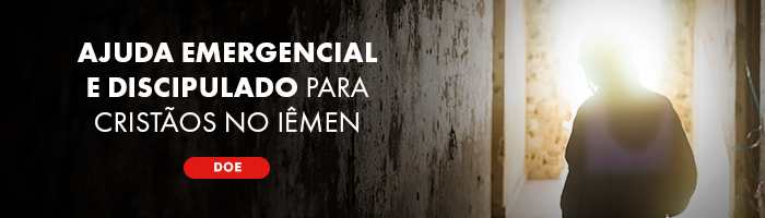 Pessoa Em Corredor Escuro Caminhando Em Direção À Luz, Com Chamada Para Ajuda Emergencial E Discipulado Para Cristãos No Iêmen.