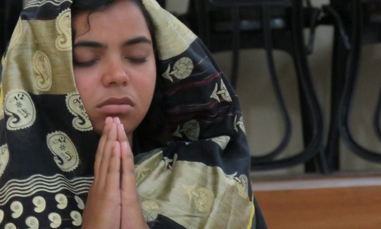 Existe Diferença Na Perseguição Religiosa Entre Homens E Mulheres? 2 Mulher Em Oracao Na India 1646429458175